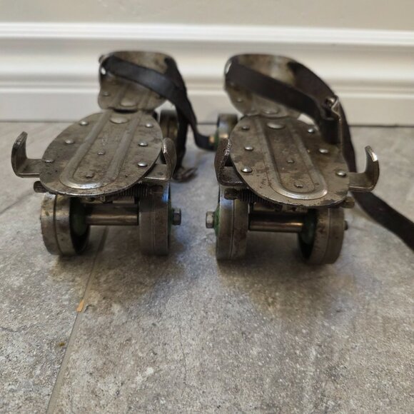 Vintage 1950's Chicago Metal Adjustable Roller Skates with key - Picture 3 of 12